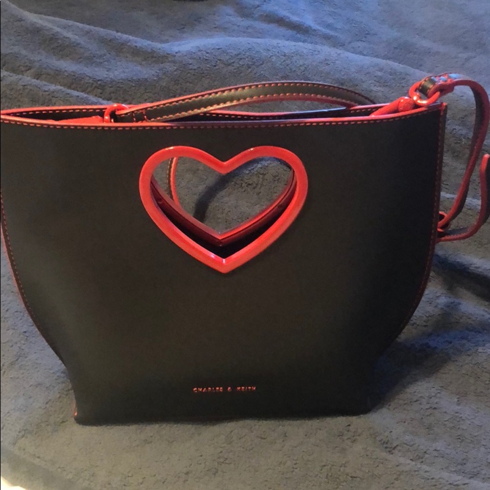 Heart shape handle handbag